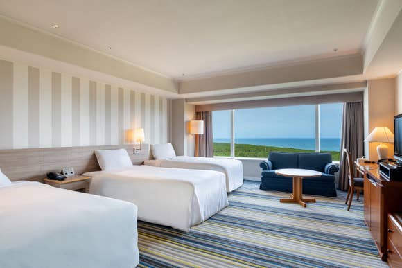 青空と碧い海をイメージしたデザインのお部屋で、目の前に広がるオーシャンビューをお楽しみください。広々とした50平米のお部屋なので、3名様でもゆったりお過ごしいただけます。