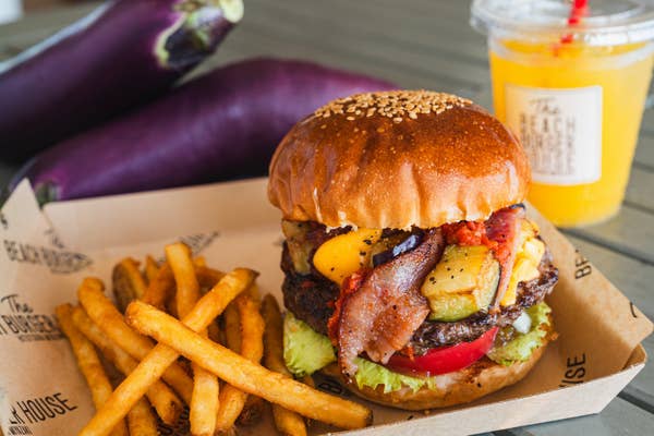 【The BEACH BURGER HOUSE】秋限定「佐土原ナスとガーリックベーコンバーガー」10/8より期間限定販売