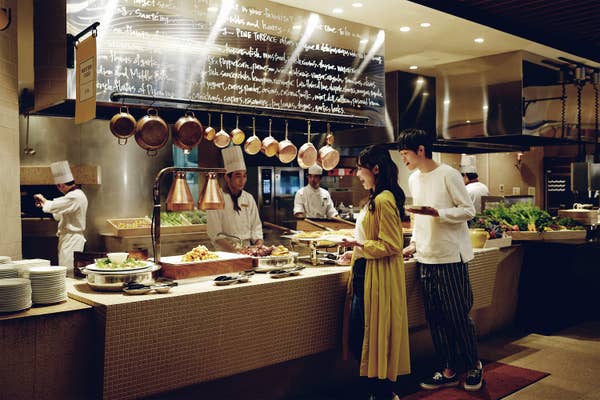 ガーデンビュッフェ「パインテラス」をみる